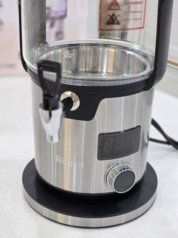 نمای نزدیک پنل دیجیتال و بدنه استیل سماور برقی روگن مدل RU-1590